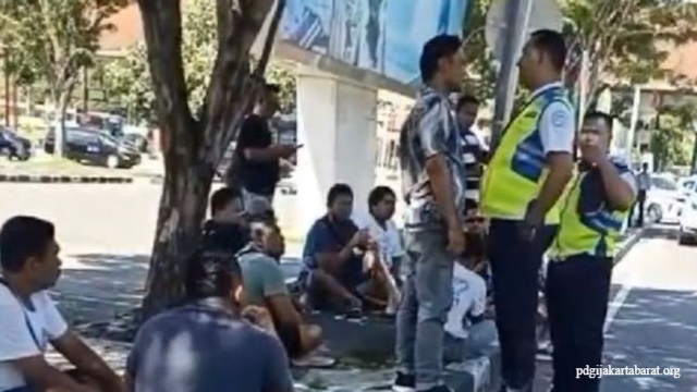 Bawa Parang Sopir Taksi Ribut