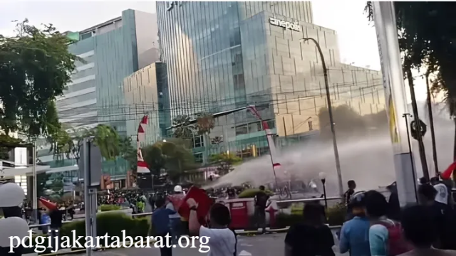 Aksi Mahasiswa Menolak Tunjangan Mewah DPR Dibubarkan Polisi
