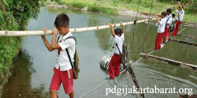 Kisah Nyata Anak Sekolah di Lampung Rela Hadapi Bahaya